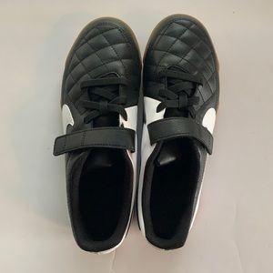 NWOT Nike JR Tiempo Soccer shoes size 5Y
